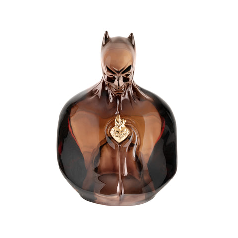 Batman - scultura in resina trasparente nero/ambra con cuore in resina cromata oro (vers.27x18 cm)