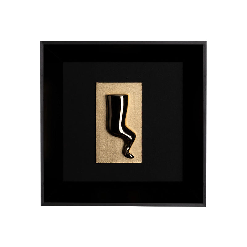 Corno -  scultura in resina shiny oro su cartcino oro foglia e quadro fondo nero con cornice artigianale italiana