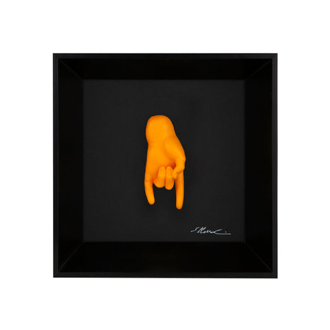 Tié tiè - il linguaggio delle mani con scultura in resina su quadro fondo nero con cornice artigianale italiana