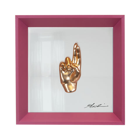 Buscìa - il linguaggio delle mani con scultura in resina oro cromato su quadro fondo in vetro e cornice fuchsia