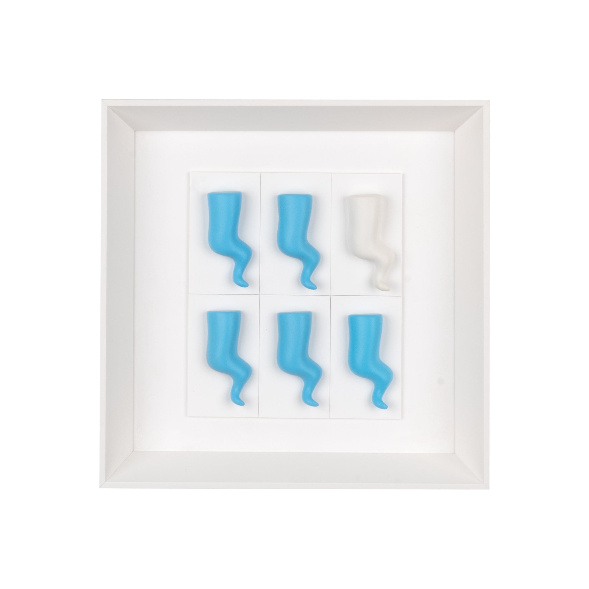 Corni - sculture in resina colorata su quadro fondo bianco con cornice artigianale italiana (vers.30x30)