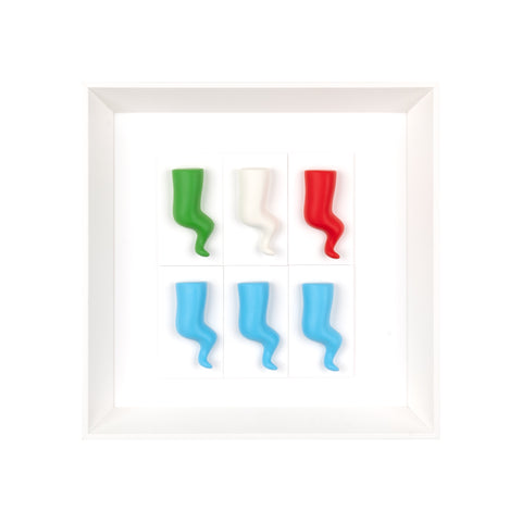 Corni - sculture in resina colorata su quadro fondo bianco con cornice artigianale italiana (vers.30x30)