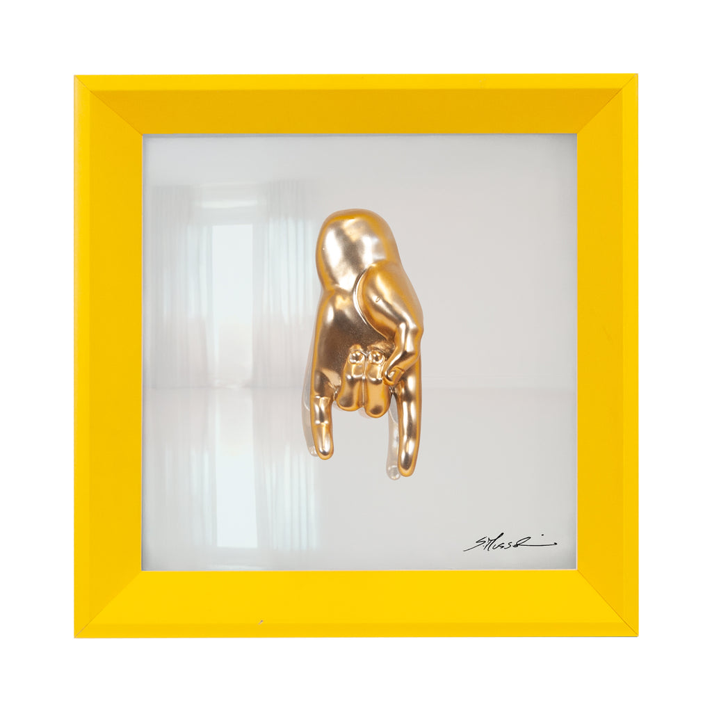 Tié tiè - il linguaggio delle mani con scultura in resina oro cromata su quadro fondo in vetro e cornice gialla