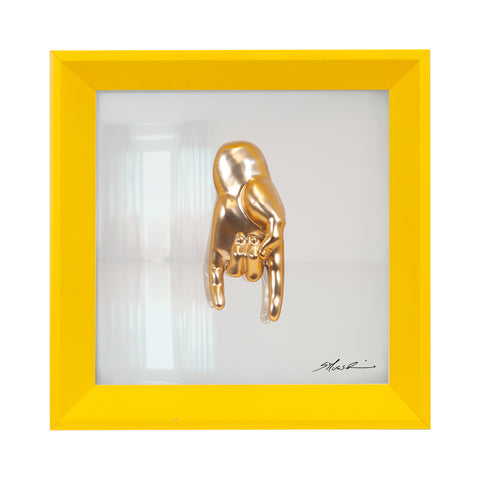Tié tiè - il linguaggio delle mani con scultura in resina oro cromata su quadro fondo in vetro e cornice gialla