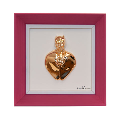 Man in color-scultura in resina lucida oro arancione con cornice fuchsia in quadro fondo bianco