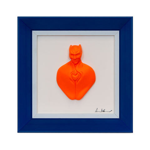Man in color-scultura in resina opaca arancione con cornice blu in quadro fondo bianco