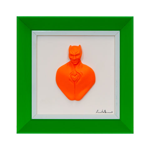 Man in color-scultura in resina opaca arancione con cornice verde in quadro fondo bianco