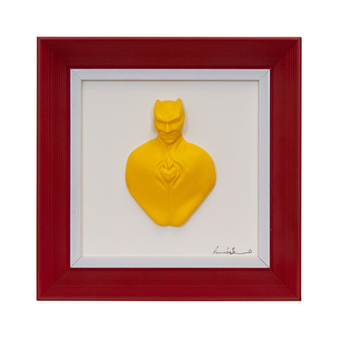 Man in color-scultura in resina opaca gialla con cornice bordeaux in quadro fondo bianco