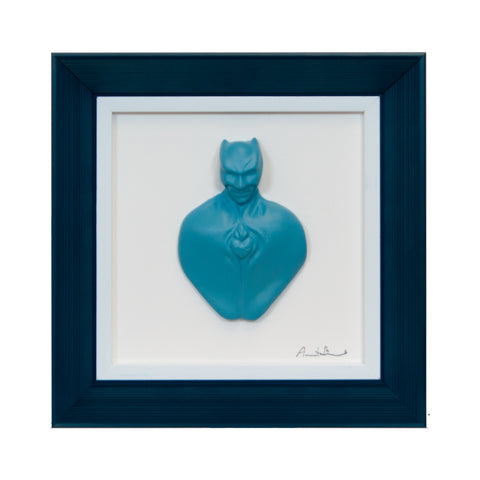 Man in color-scultura in resina opaca azzurra con cornice blu scuro in quadro fondo bianco