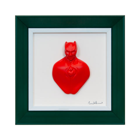 Man in color-scultura in resina opaca rossa con cornice verde scuro in quadro fondo bianco