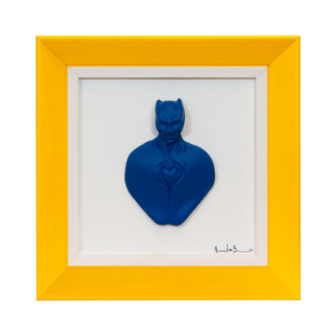 Man in color-scultura in resina opaca blu con cornice gialla in quadro fondo bianco