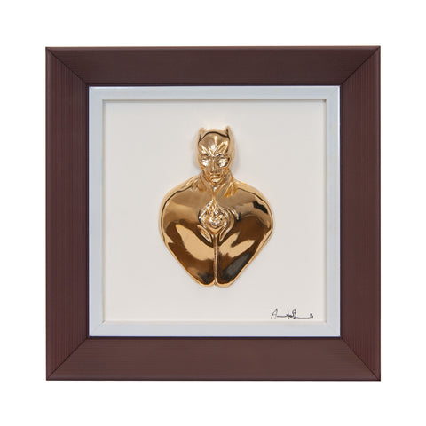 Man in color-scultura in resina lucida oro con cornice marrone scuro in quadro fondo bianco