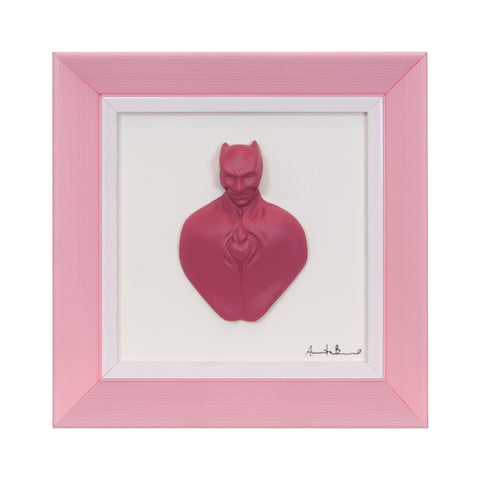 Man in color-scultura in resina opaca fuchsia con cornice rosa in quadro fondo bianco