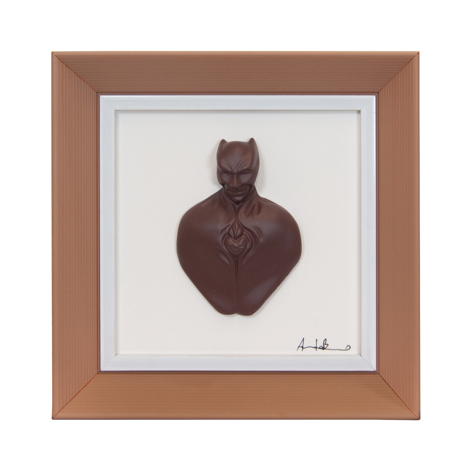 Man in color-scultura in resina opaca marrone scuro con cornice marrone chiaro in quadro fondo bianco