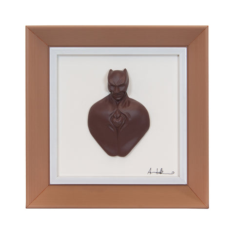 Man in color-scultura in resina opaca marrone scuro con cornice marrone chiaro in quadro fondo bianco