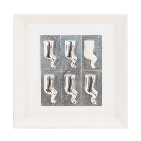 Multicorni - quadro con sculture in resina cromata argento e uno bianco su cartoncini argento foglia su fondo bianco (vers.30x30)