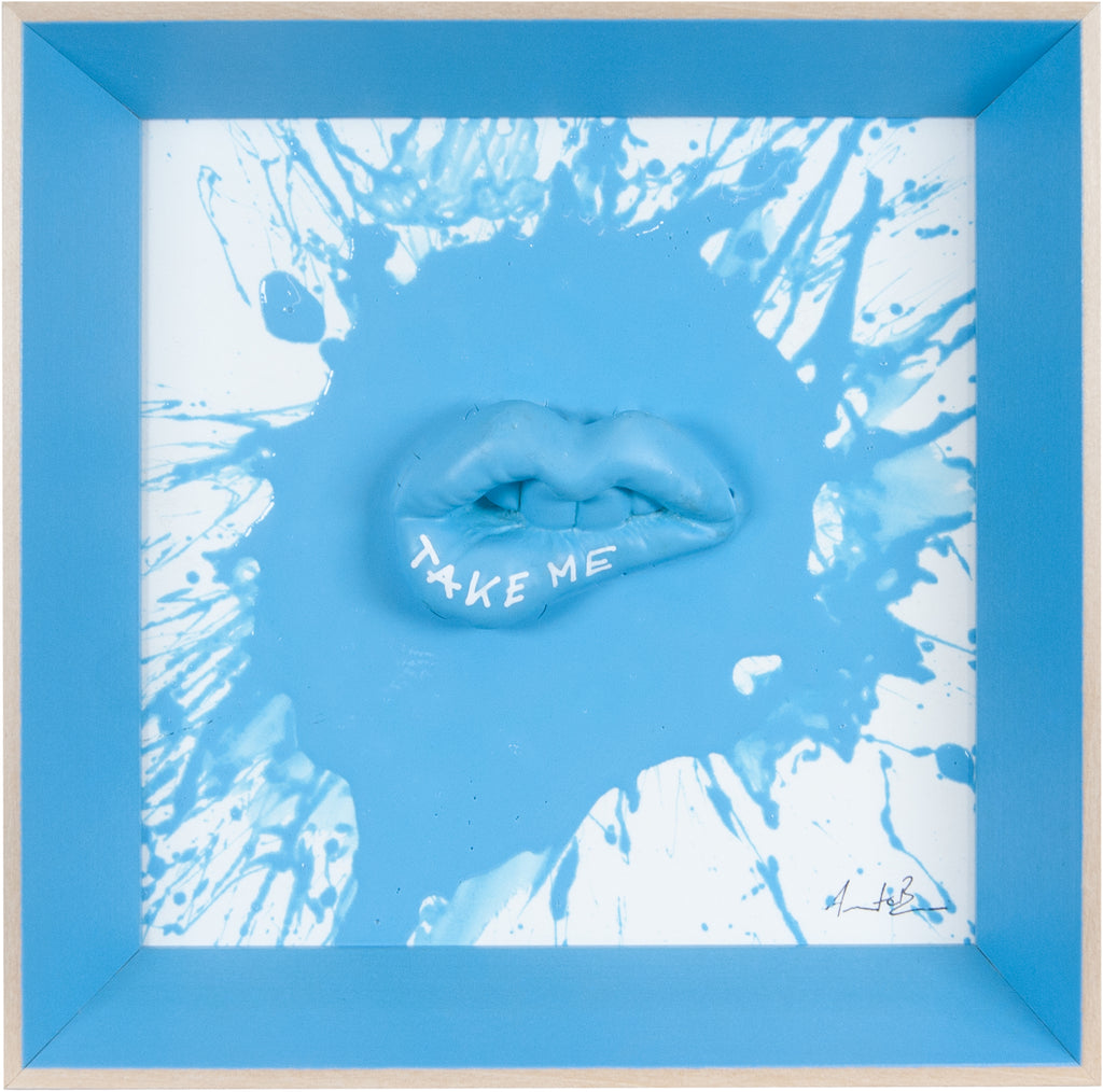 ‘A jatta - scultura in resina colorata lucida azzurro fluo fondo bianco 