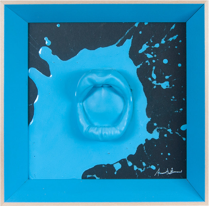 ‘A maraviglia - scultura in resina colorata azzurro fluo lucido fondo nero