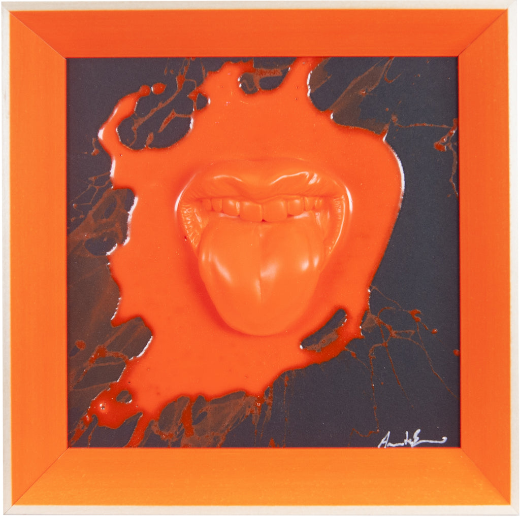 ‘A lingua - scultura in resina colorata arancione lucida fluo fondo nero