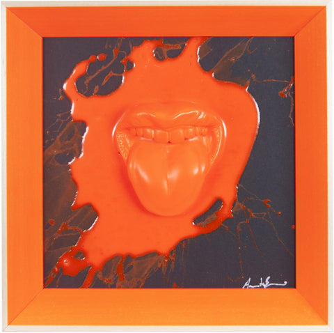 ‘A lingua - scultura in resina colorata arancione lucida fluo fondo nero