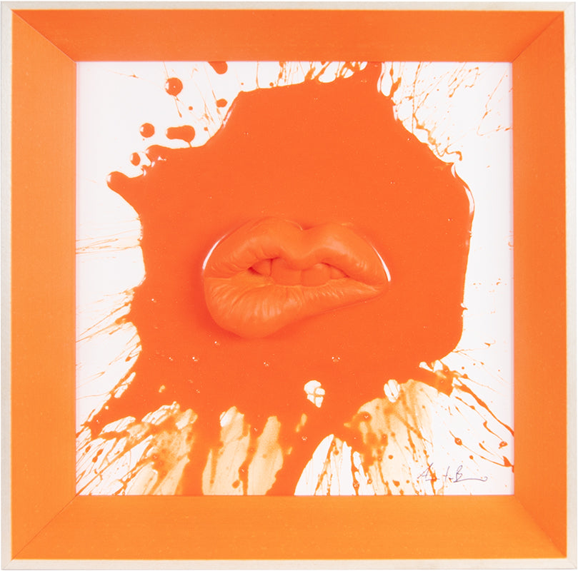 ‘A jatta - scultura in resina colorata lucida arancione fluo fondo bianco