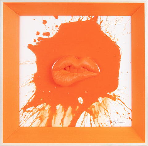 ‘A jatta - scultura in resina colorata lucida arancione fluo fondo bianco
