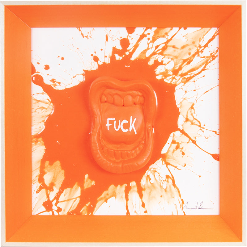 ‘A paura - scultura in resina colorata lucida arancione fluo fondo bianco 