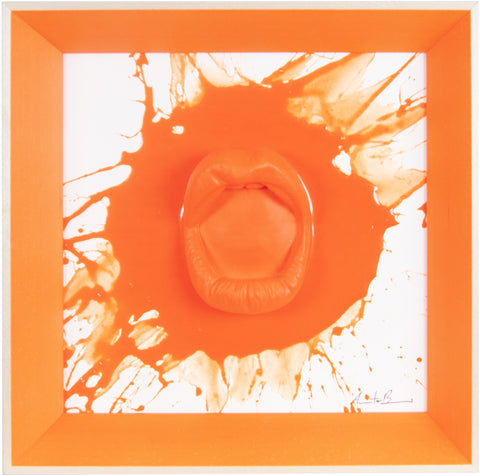 ‘A maraviglia - scultura in resina colorata arancione fluo lucido fondo bianco