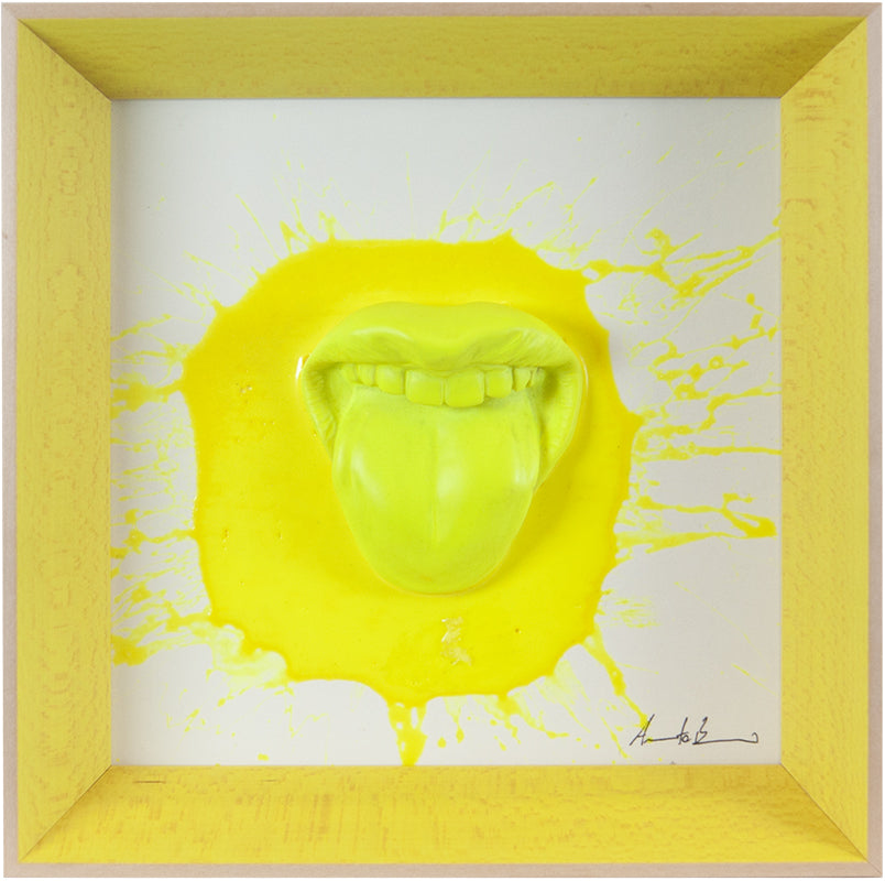 ‘A lingua - scultura in resina colorata gialla lucida fluo fondo bianco