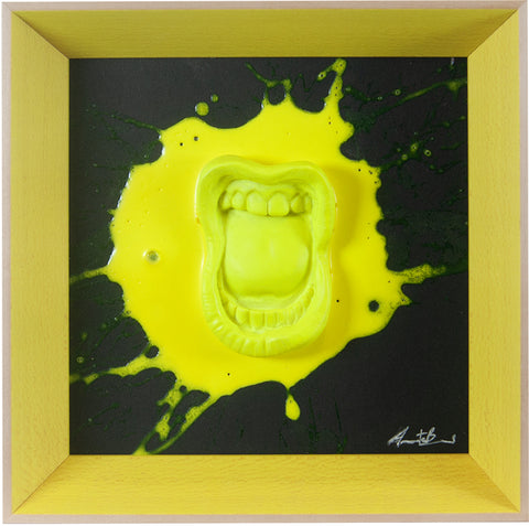 ‘A paura - scultura in resina colorata lucida gialla fluo fondo nero