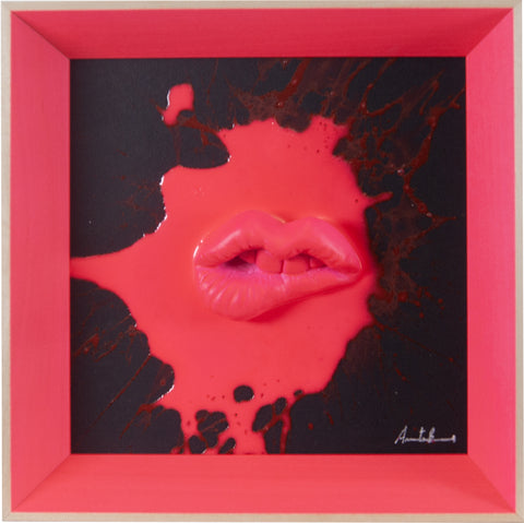 ‘A jatta - scultura in resina colorata lucida fuchsia fluo fondo nero