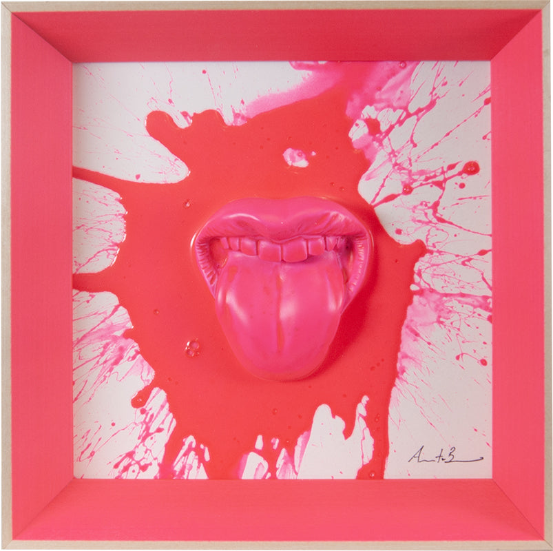 ‘A lingua - scultura in resina colorata fuchsia lucida fluo fondo bianco