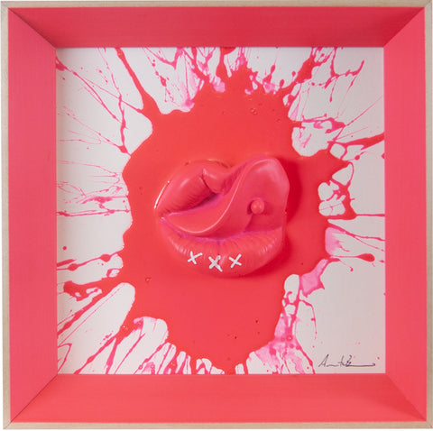 Sott’ e ‘ncoppa - scultura resina colorata lucida fuchsia fluo fondo bianco