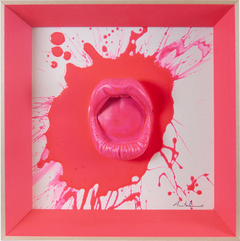 ‘A maraviglia - scultura in resina colorata fuchsia fluo lucido fondo bianco