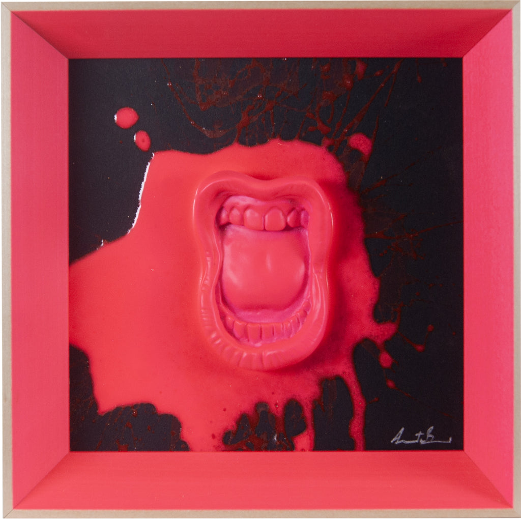 ‘A paura - scultura in resina colorata lucida fuchsia fluo fondo nero