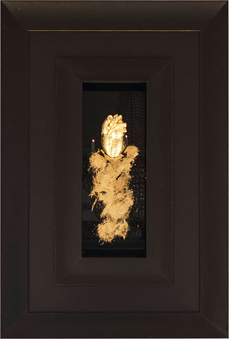 Staje cca - sculpture in golden resin on a black background with an Italian artisan frame