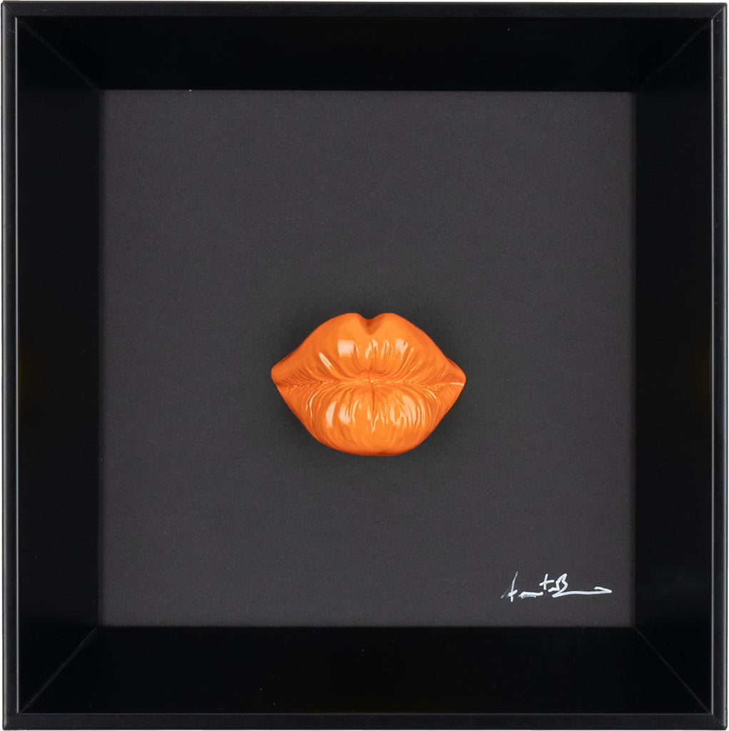 ‘O bacio - scultura in resina colorata lucida su quadro fondo nero (vers. 19x19)