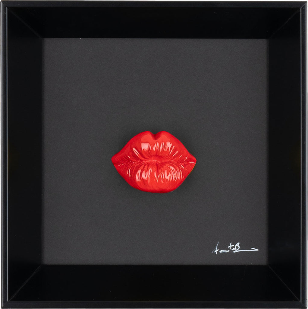 ‘O bacio - scultura in resina colorata lucida su quadro fondo nero (vers. 19x19)