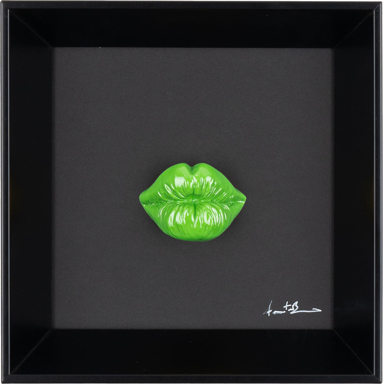 ‘O bacio - scultura in resina colorata lucida su quadro fondo nero (vers. 19x19)