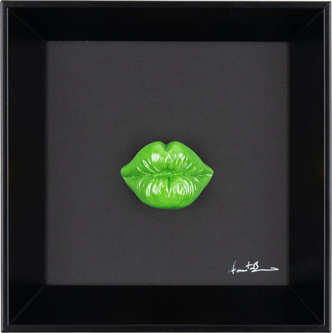 ‘O bacio - scultura in resina colorata lucida su quadro fondo nero (vers. 19x19)