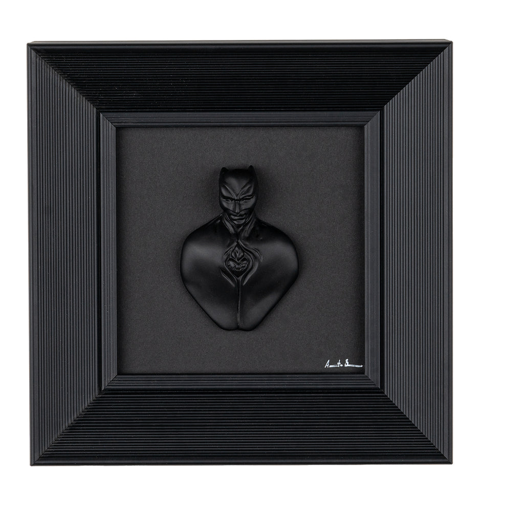 Man in black-scultura in resina in quadro fondo nero