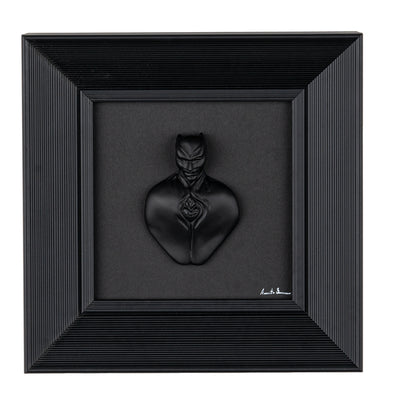 Man in black-scultura in resina in quadro fondo nero
