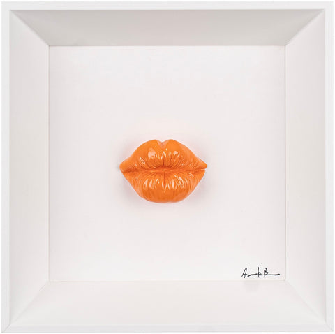 ‘O bacio - scultura in resina colorata lucida su quadro fondo bianco (vers. 19x19)
