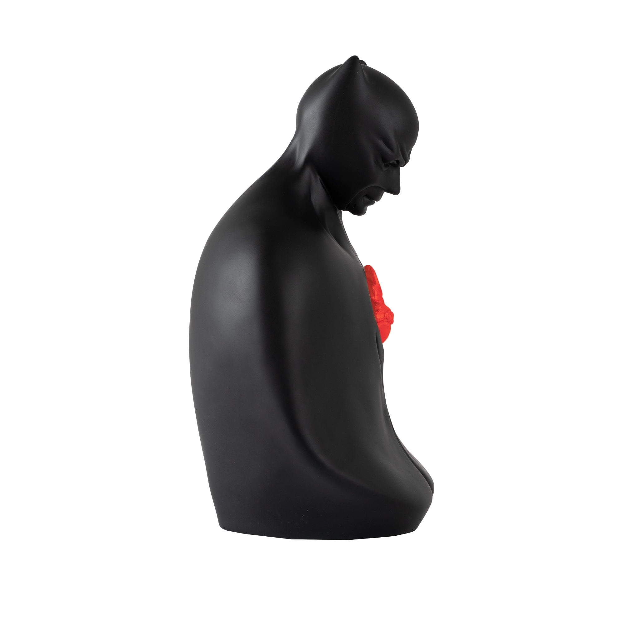 MAN IN BLACK - scultura in resina opaca nera con cuore in resina colorata rossa (vers.40x25 cm)