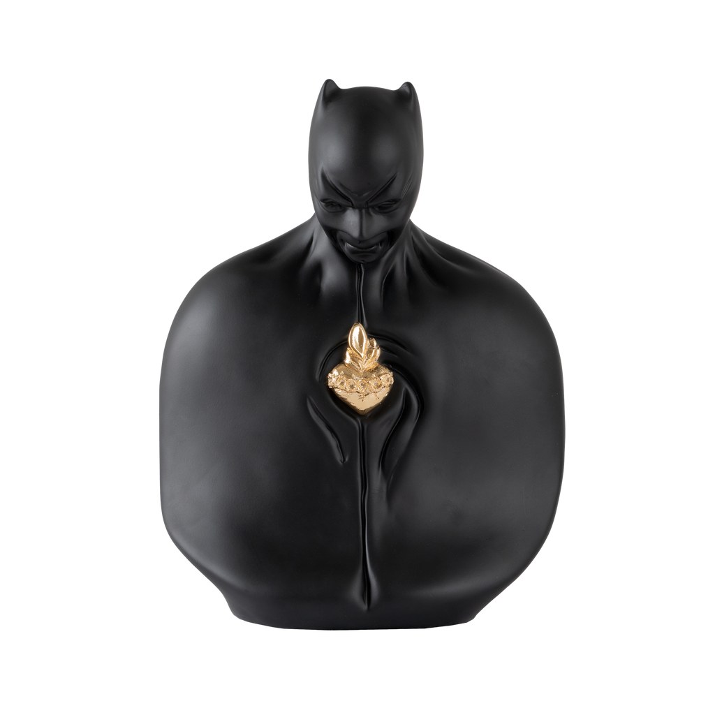 Man in black - scultura in resina opaca nera con cuore in resina cromata oro (vers.27x18 cm)
