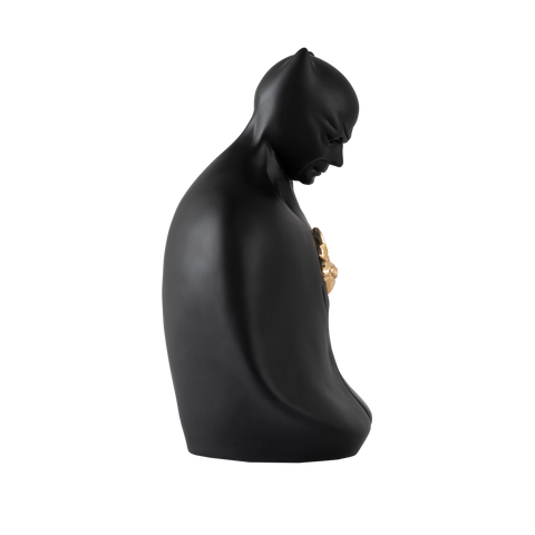 Man in black - scultura in resina opaca nera con cuore in resina cromata oro (vers.27x18 cm)