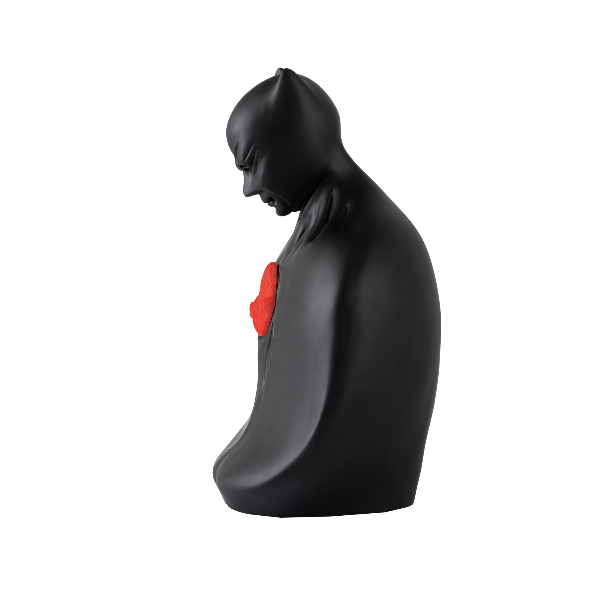 MAN IN BLACK - scultura in resina opaca nera con cuore in resina colorata rossa (vers.40x25 cm)