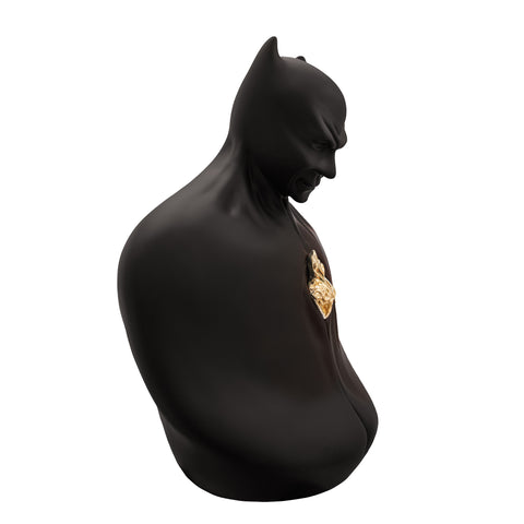 Batman - scultura in resina opaca nera con cuore in resina cromata oro (vers.40x25 cm)