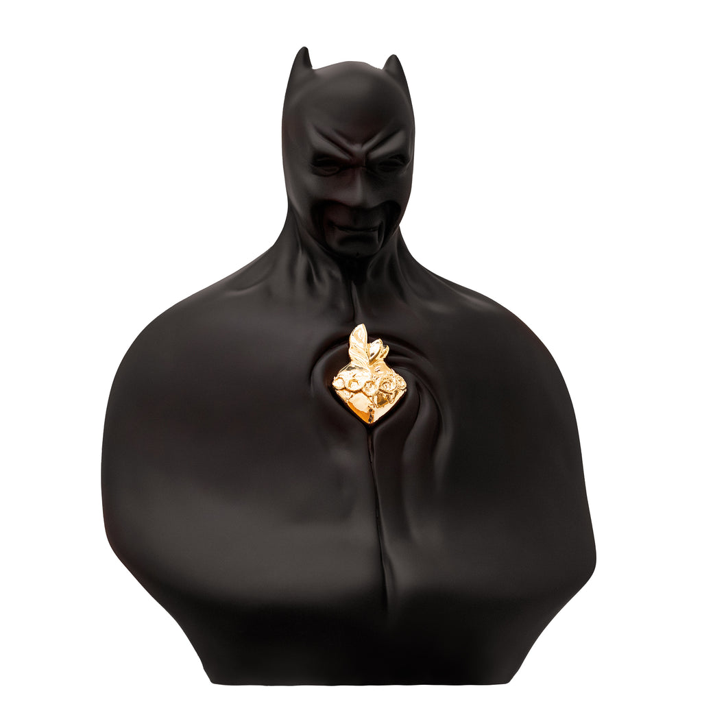 Man in black - scultura in resina opaca nera con cuore in resina cromata oro (vers.40x25 cm)
