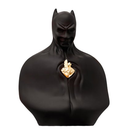 Man in black - scultura in resina opaca nera con cuore in resina cromata oro (vers.40x25 cm)